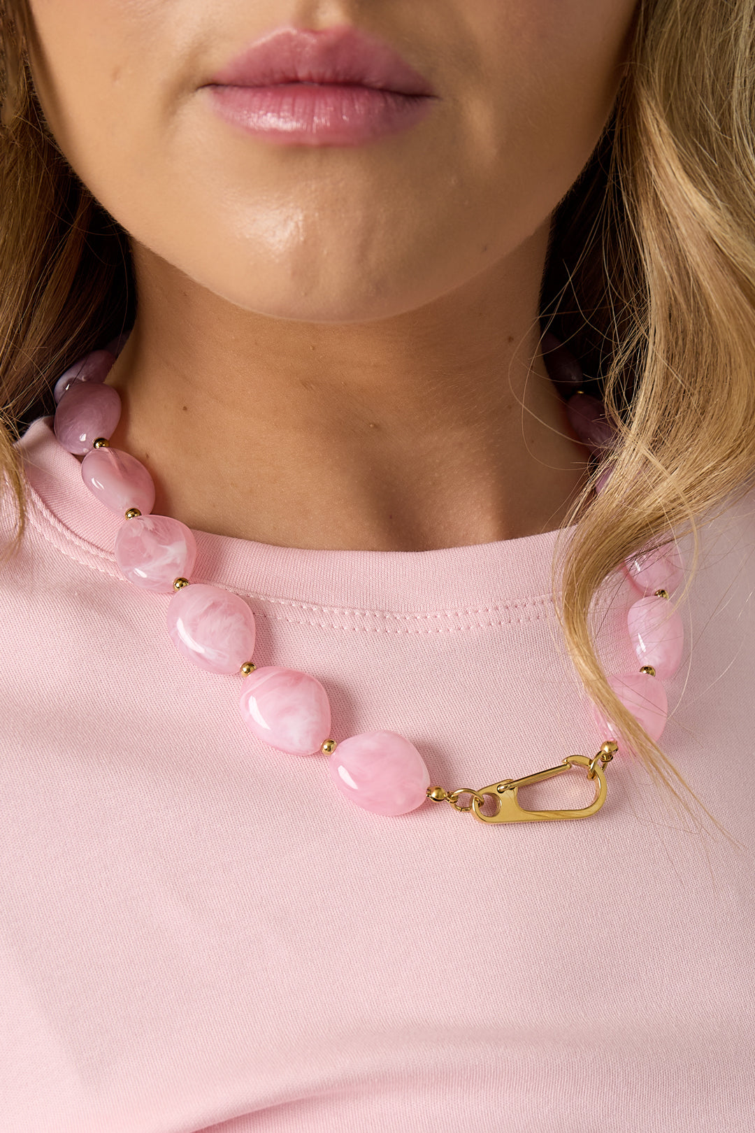 Bead necklace with front closure design