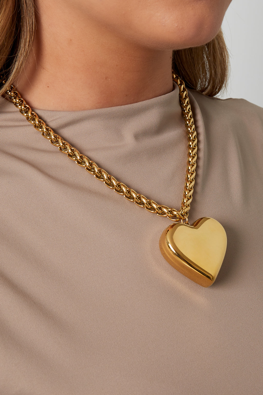 Golden heartbeat necklace
