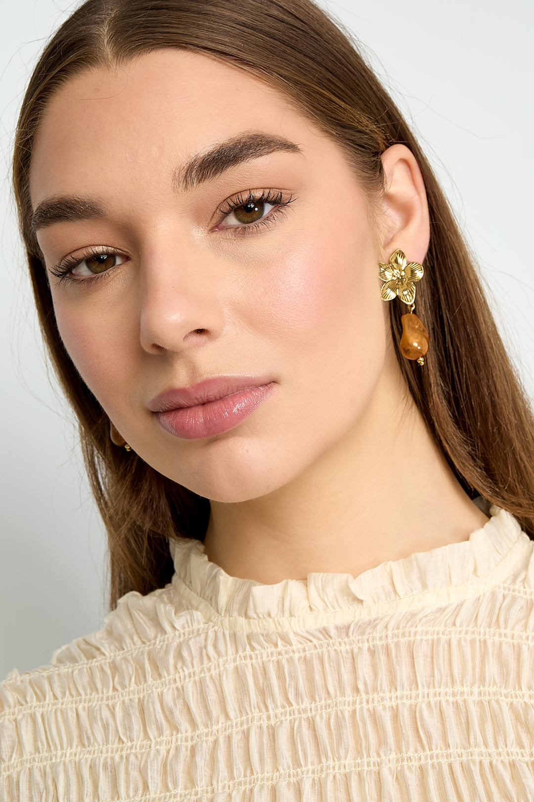 Flower earrings with organic bead