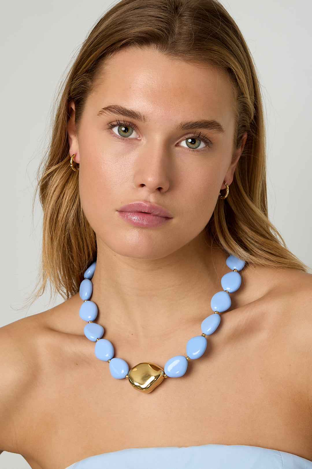 Necklace with statement bead